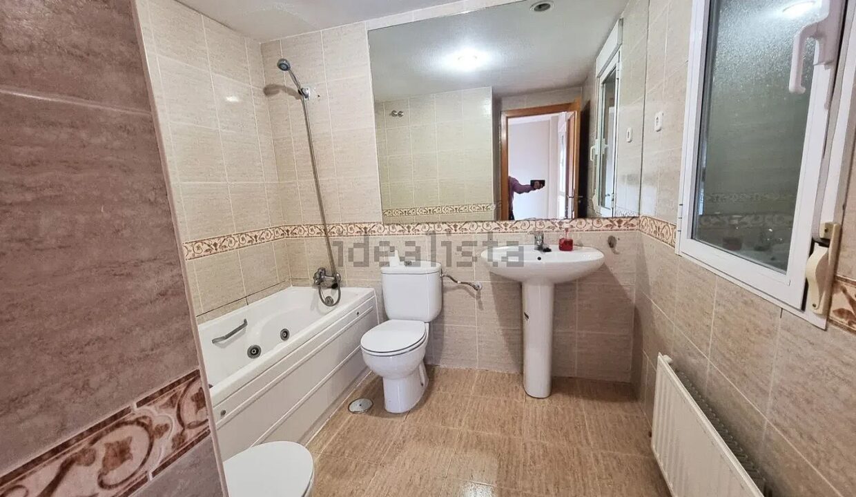 Chalet adosado en CL Ramon De Garciasol (9)