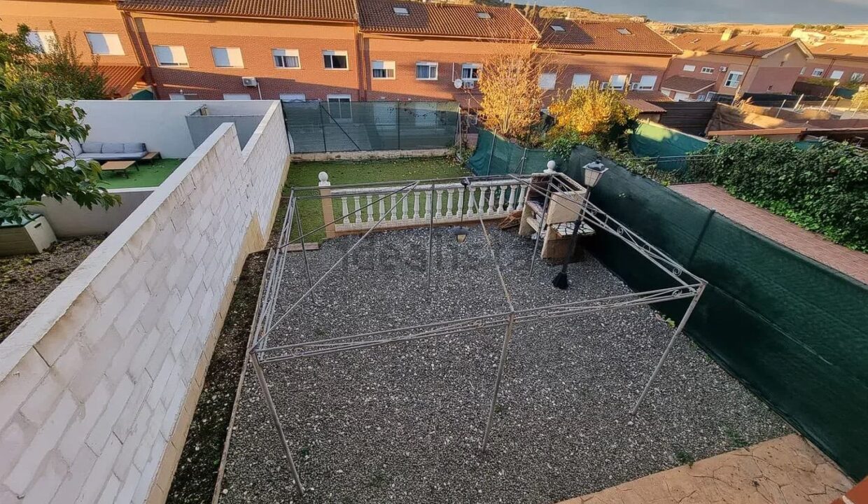Chalet adosado en venta en Tortola de Henares (26)